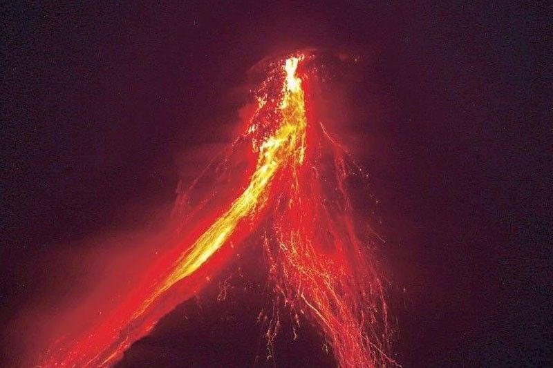 Mayon nagtala ng 248 volcanic quakes, 112 rockfall events