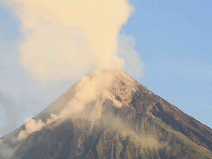 Mayon, muling nagbuga ng higit 2K toneladang asupre