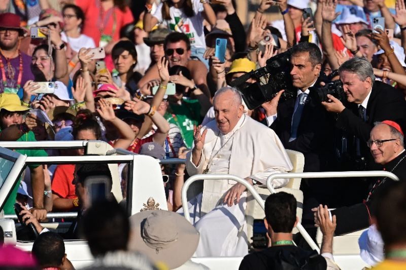 Pope winds up Portugal visit with big outdoor Mass