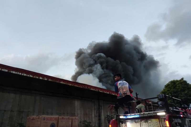 Fire hits Valenzuela warehouse thumbnail
