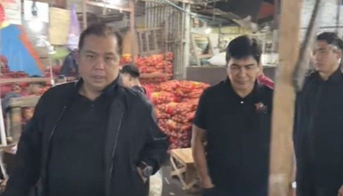 Romualdez nag-surprise inspection sa presyo ng sibuyas, bigas; hoarders binalaan