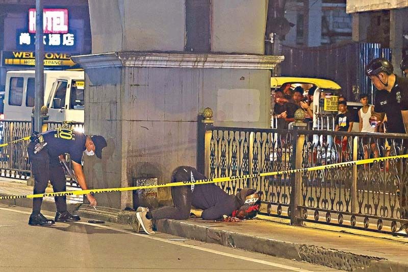 2 dead, 3 hurt in Manila shootout