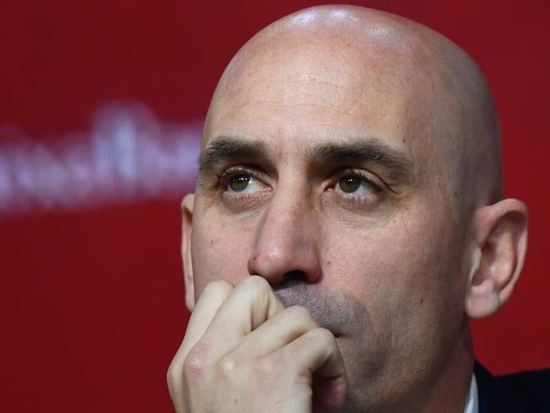 Spanish football boss apologizes for kissing FIFA Womenâ��s World Cup star