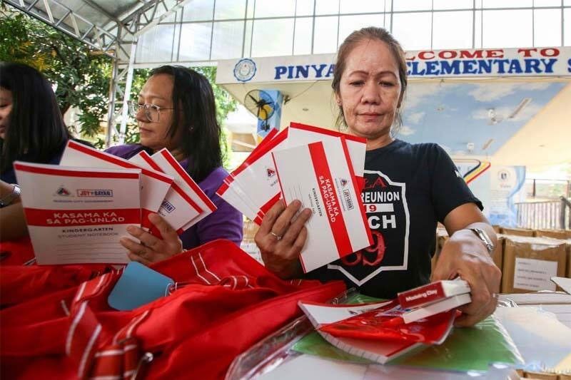 Quezon City LGU, namahagi na rin ng school supplies sa mga mag-aaral