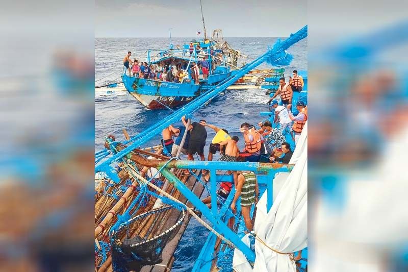 Boat sinks off Batangas; 13 rescued