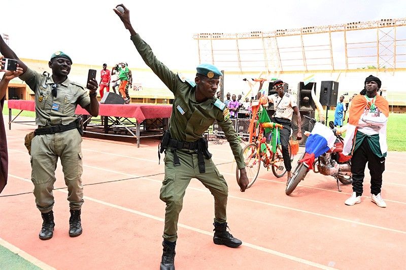 Niger dancing to tune of coup-backing songs