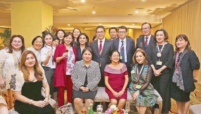 Para pemimpin bisnis ASEAN menghabiskan waktu minum teh bersama Ibu Negara Lisa Araneta Marcos