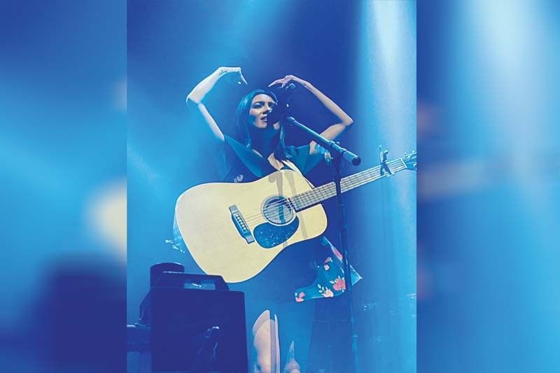 NIKI holds 1st arena show in Phl, gifts fans with â��most requestedâ�� song