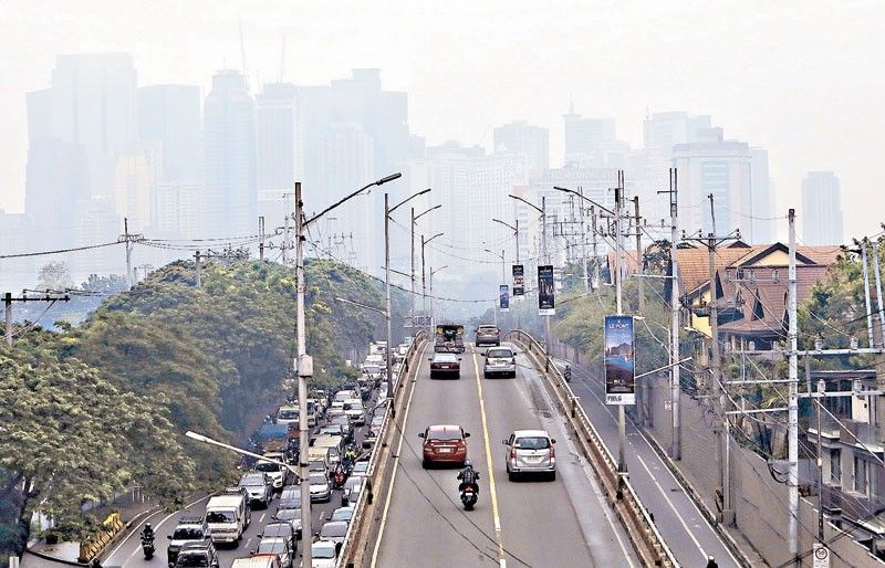 Smog blankets Metro Manila, nearby provinces