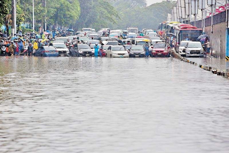 Floods hit Metro Manila roads; 2 LPAs monitored