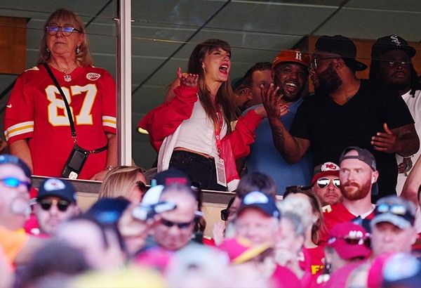 Photos of Taylor Swift Cheering for Travis Kelce at Kansas City