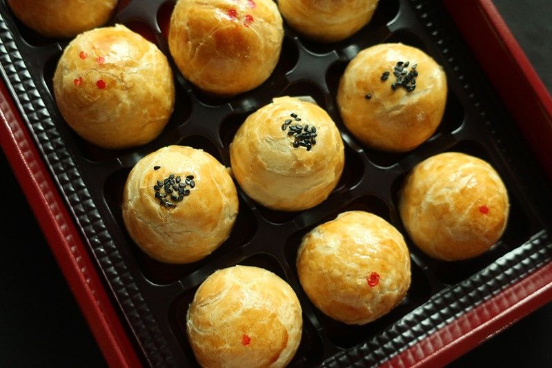 Egg yolk cakes are Taiwan-style mooncakes