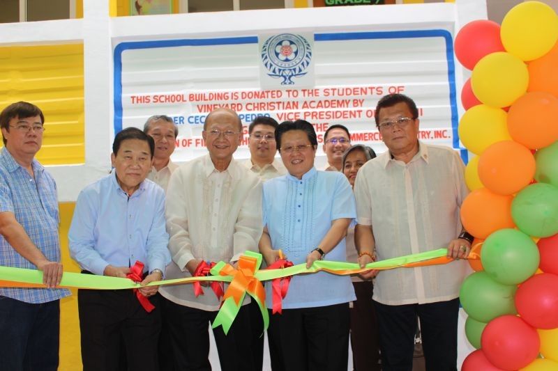 Filipino Chinese entrepreneurs donate 6,200 public schools in 'Operation Barrio Schools' thumbnail