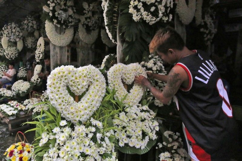 Manila North at South cemetery, inihahanda na sa Undas