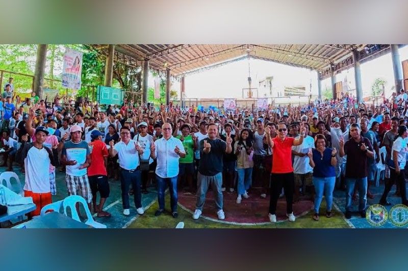 Danao City residents receive aid anew from Senator Marcos