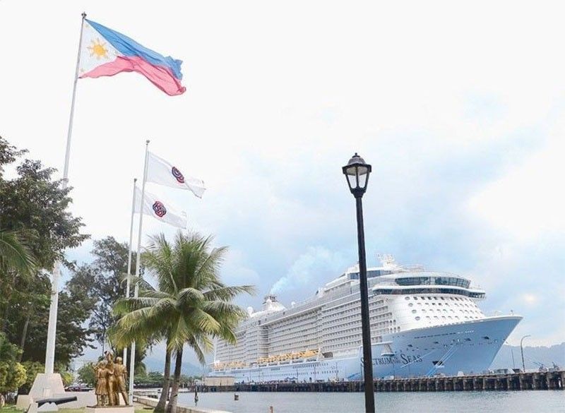2 Chinese cruise ships dock in Subic thumbnail