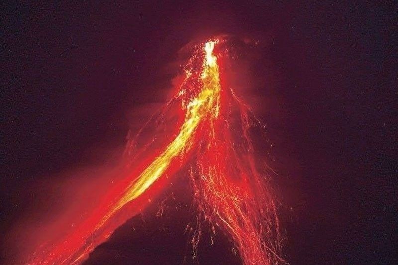Lava bursts observed anew in Mayon