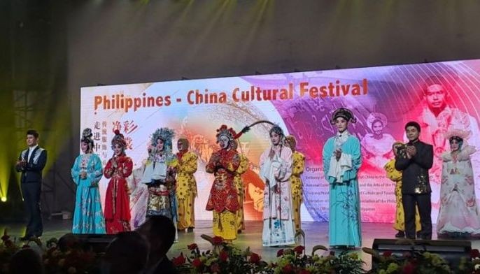 在中国文化活动中表演传统和现代歌剧