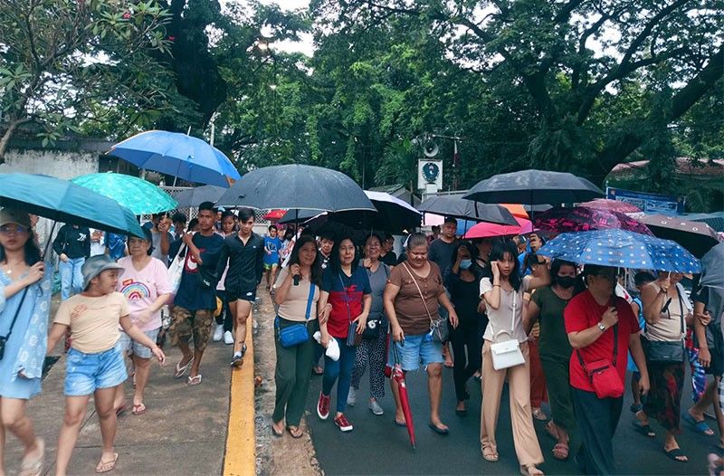 Nearly 1 million visit Manila North Cemetery despite rains