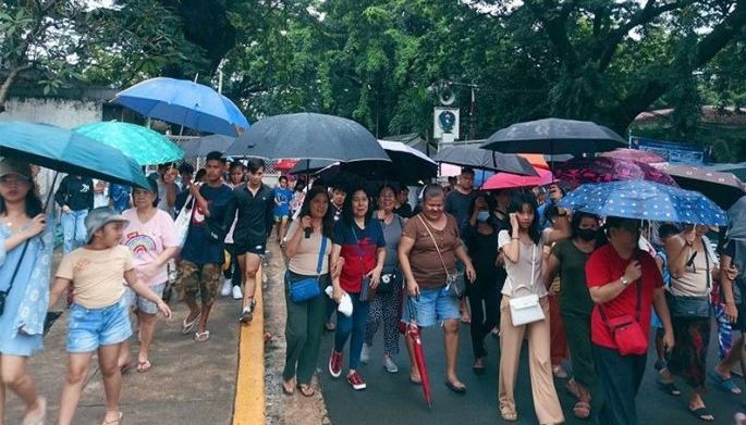 Nearly 1 million visit Manila North Cemetery despite rains
