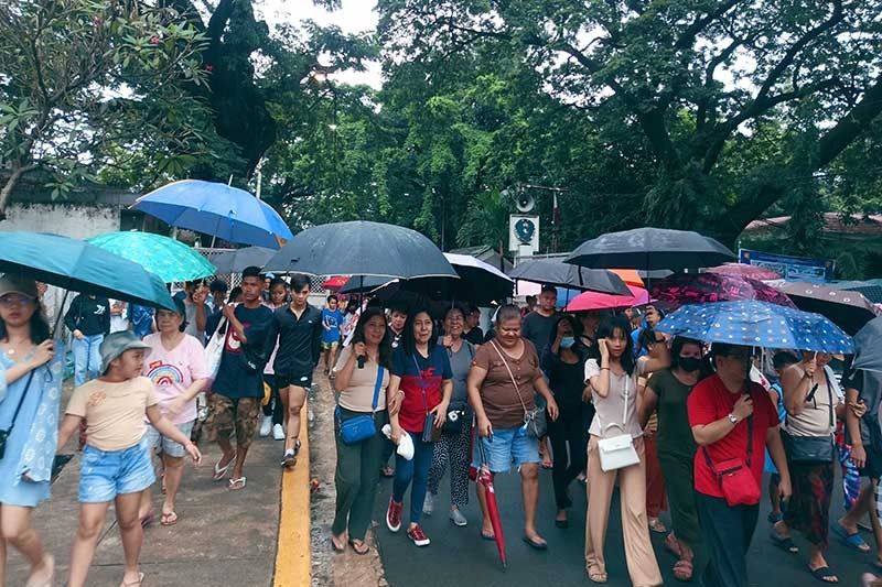 Tone-toneladang basura, nahakot sa 2 sementeryo sa Maynila