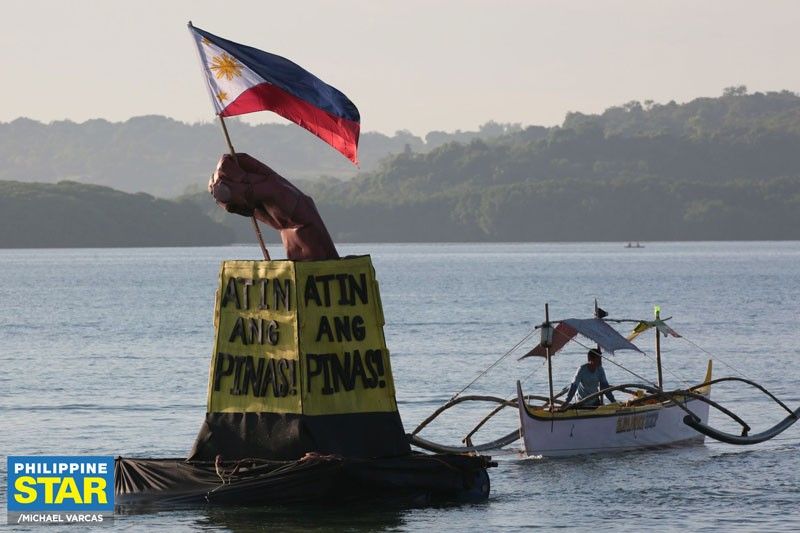 Higanteng boya effigy vs China, pinaanod ng Masinloc fishermen