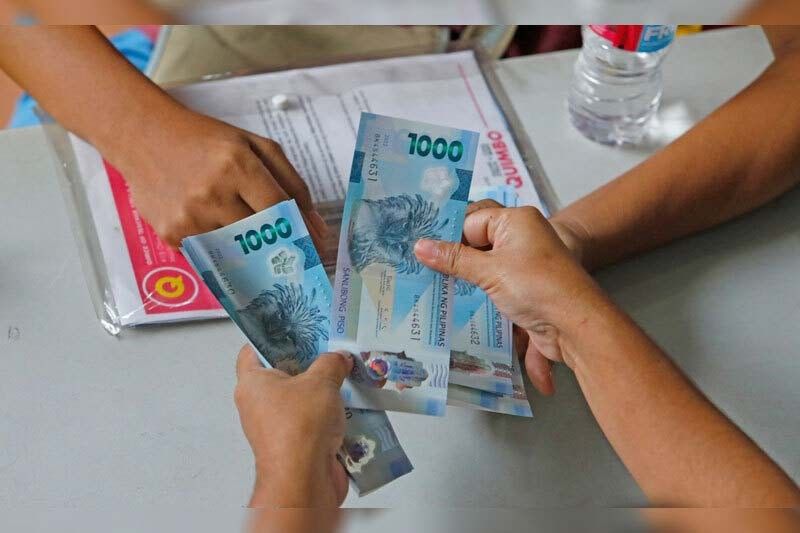 ParaÃ±aque residents receive cash, rice aid