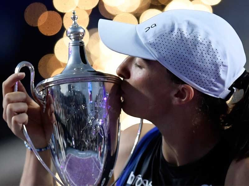 Swiatek thrashes Pegula to win WTA Finals, reclaim No. 1 ranking