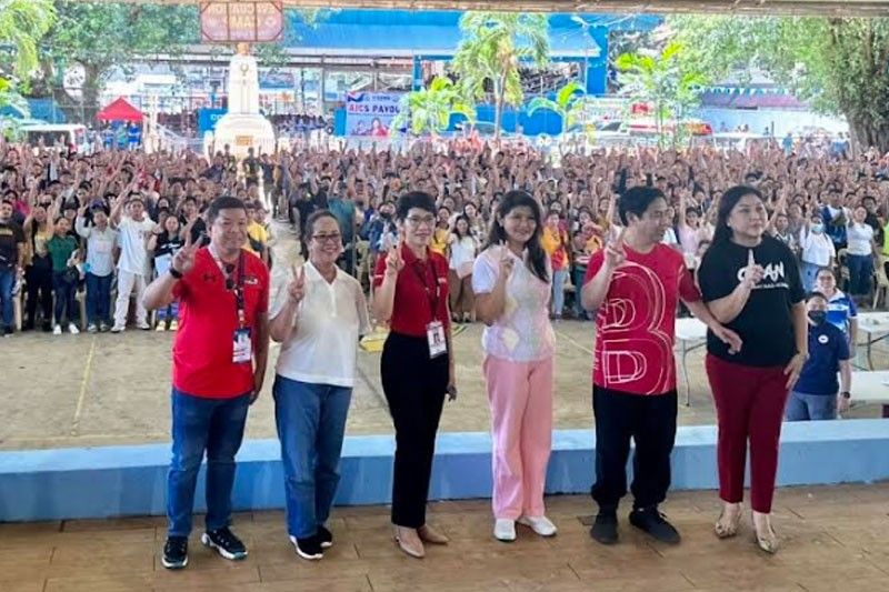 Senator Imee leads cash aid distribution to students, displaced workers