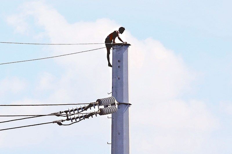 Man on power lines evades rescuers for 29 hours