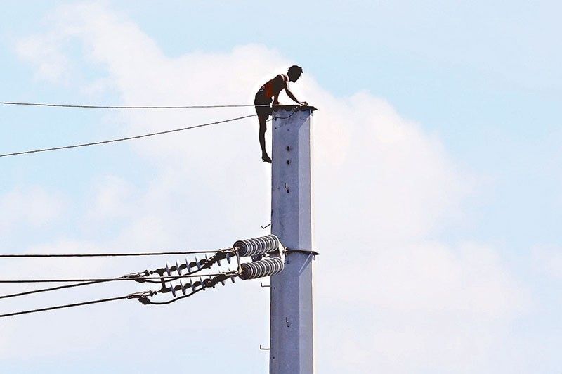 Lalaking umakyat sa poste ng kuryente, â��di na kakasuhan ng Meralco