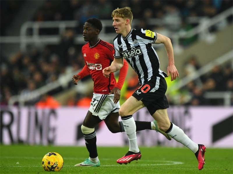 Newcastle inflict more misery on Man Utd, Arsenal extend Premier League lead