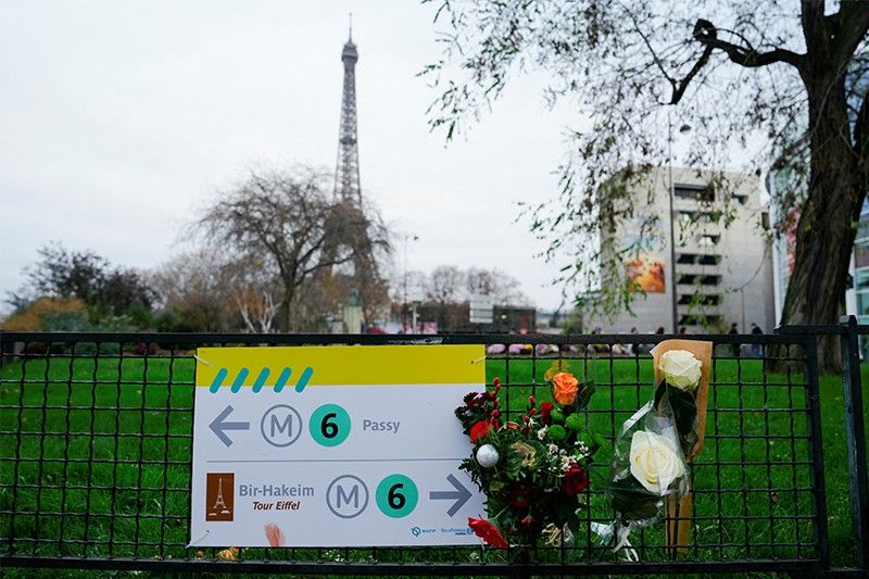 Paris knife attacker 'swore allegiance to Islamic State'