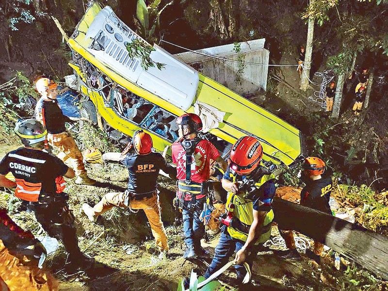 17 dead as bus falls off cliff in Antique