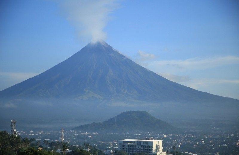 Mt. Mayon ibinaba na sa Alert Level 2