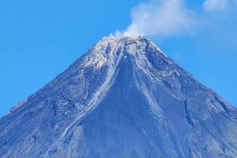 Mayon quiets down; Alert level lowered to 2