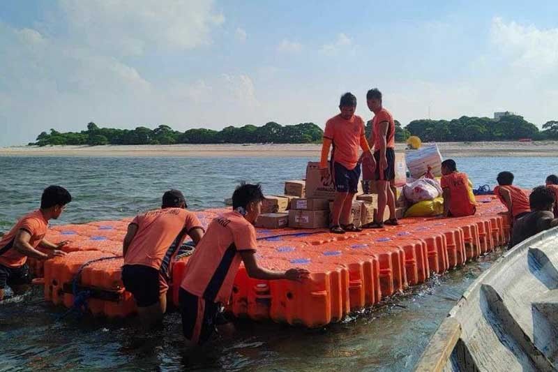 Gift-bearing boat reaches Lawak Island â Christmas convoy organizer