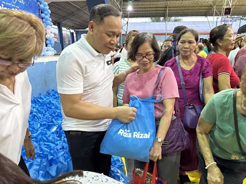 Calamba residents receive Chistmas gift packages