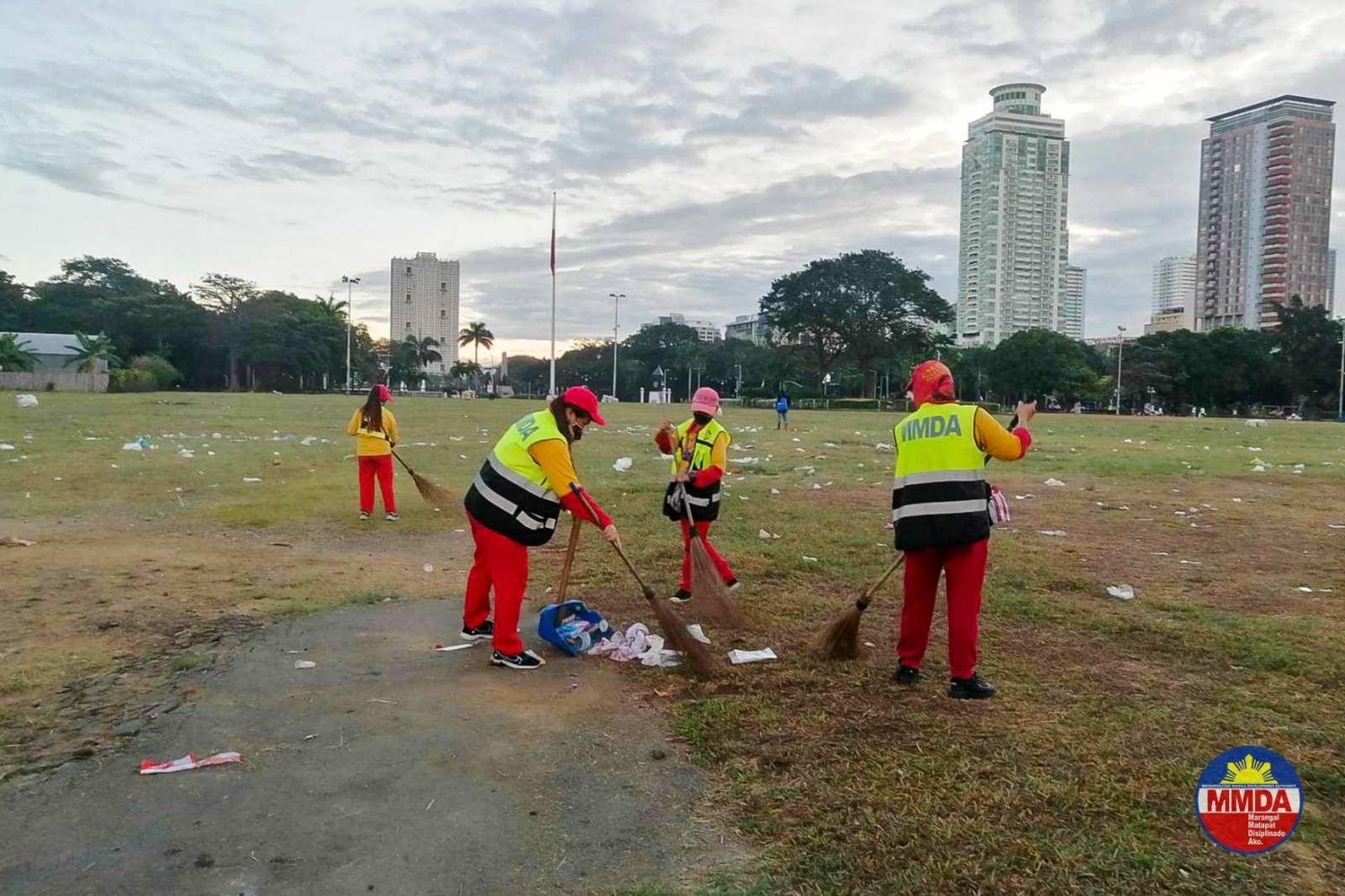 60 bags of trash hauled in Luneta after New Year celebration