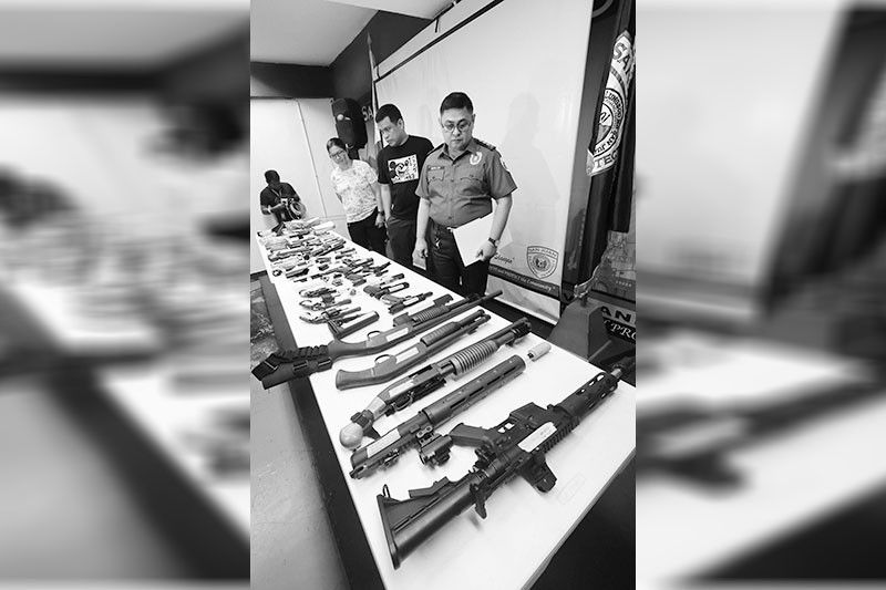 Pampasabog, mga armas nasabat sa bahay sa San Juan