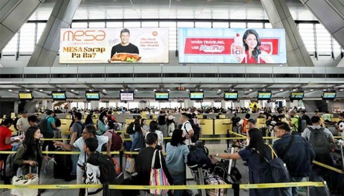 Foreign and local travelers flock to Ninoy Aquino International Airport (NAIA) on December 22, 2023.