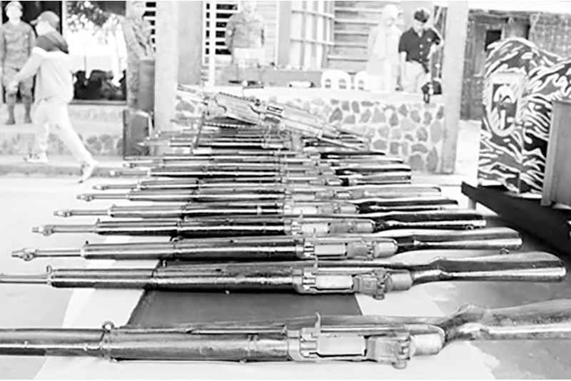 19 combat rifle, machinegun isinuko sa Basilan