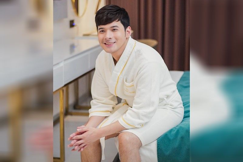 Christian, may natipuhan sa hotel?!