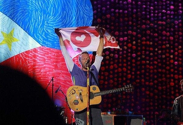 Chris Martin sings about 'completely insane Manila traffic' at Coldplay concert