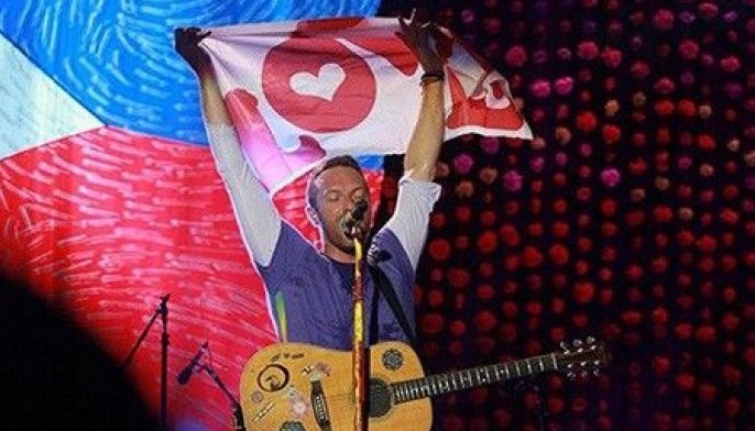 Chris Martin sings about 'completely insane Manila traffic' at Coldplay concert