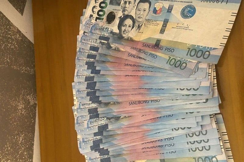 Mall worker returns money found in toilet