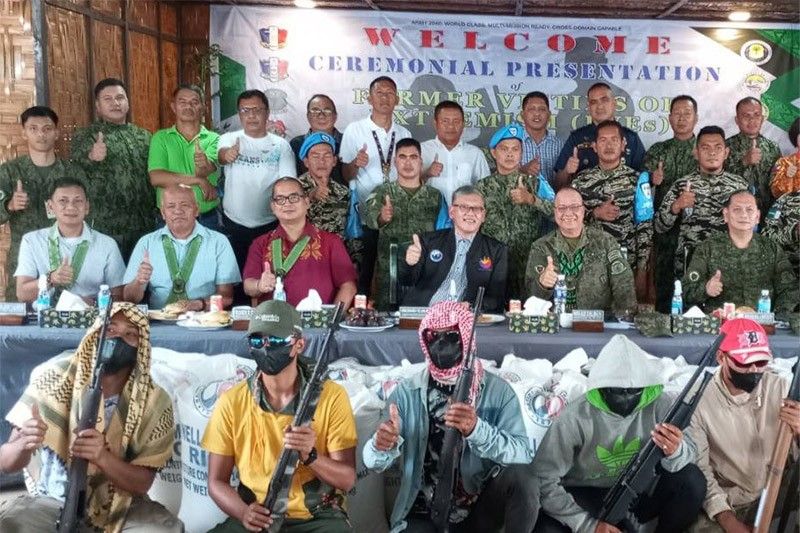 6 Dawlah men, 2 NPAs surrender in Maguindanao del Norte