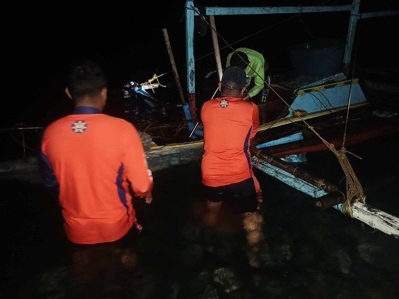 2 mangingisda nasagip matapos 'banggain ng butanding' sa Romblon