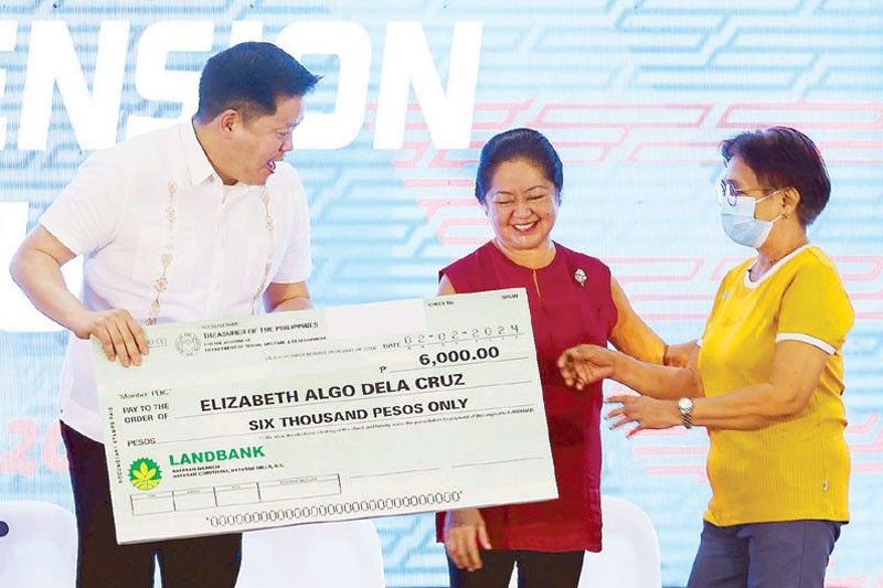 First Lady leads DSWD payout for indigent seniors