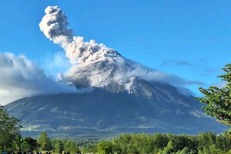Mayon acts up anew, spews ash